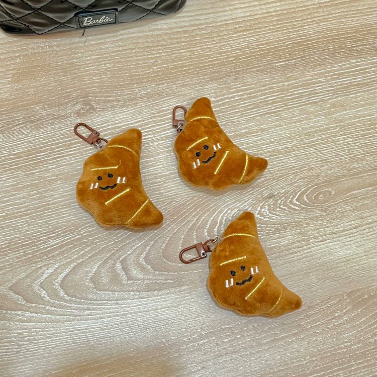 — back with more cuteness! plush bag charms pt. 2 🥐🥦

a thread