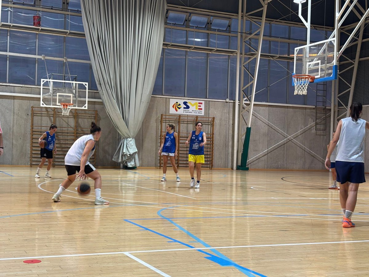 🏁UNA NOVA TEMPORADA S’INICIA

➡️El sènior torna a pista. Ahir van començar els entrenaments de la temporada amb il·lusió, esforç i ganes. Una nova etapa arranca i juntes arribarem lluny!

#SomVila💪🏽🧡💙<a href="/ajvila/">Ajuntament de Vila-real</a> <a href="/SMEVILAREAL/">SME Vila-real</a> #EndavantEsports #JuntsSomMésForts #CsEscenarioDeportivo