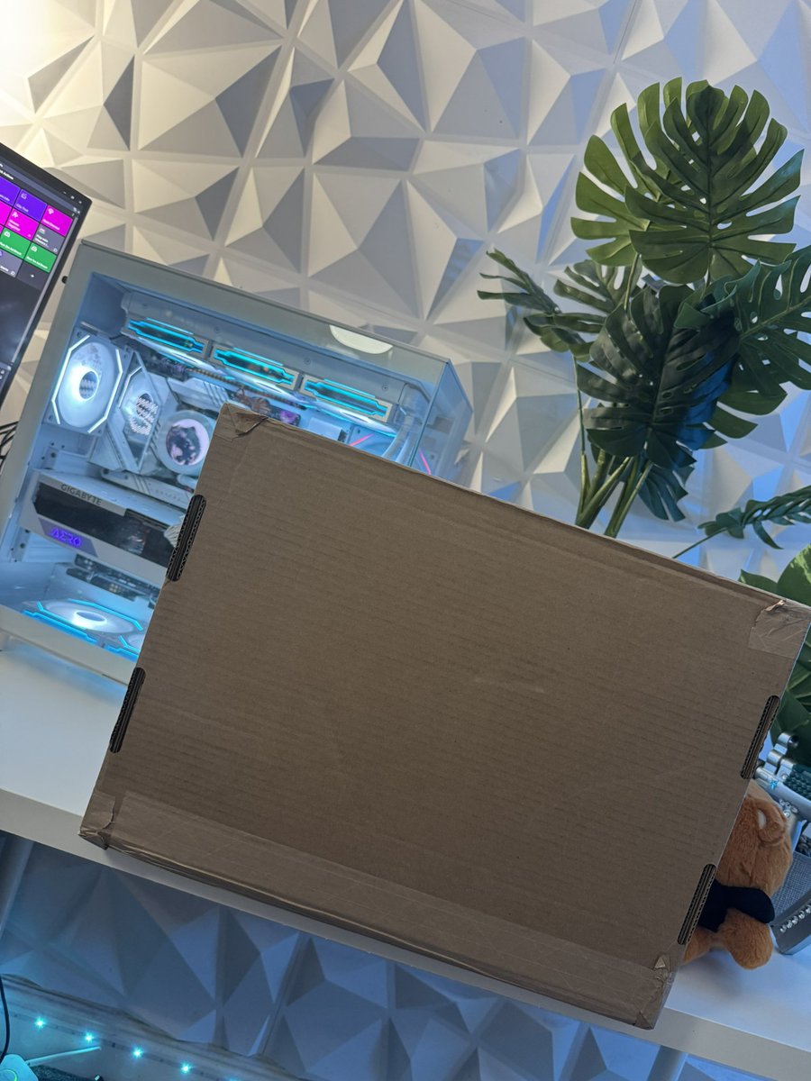 Opening mysterious package on stream!!

twitch.tv/zyro