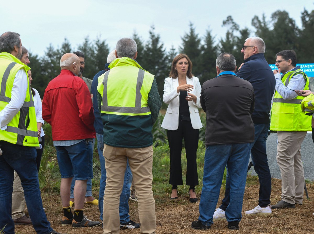 MAmbienteXunta's tweet image. 💧 Está en marcha a ampliación do saneamento da parroquia de Santa María, en Melide, que conta con financiamento de #FondosFEADER

✅ @Anxeles_Vazquez visitou as obras e salientou o apoio económico e técnico da @Xunta aos concellos

#AugasdeGalicia 

🔗 xunta.gal/notas-de-prens…