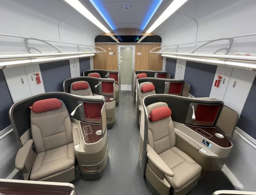 Schnellzug in China:
• Strecke: Shenzhen → Guangzhou
• Distanz/Zeit: 130 km in 36 Min.
• Businessklasse, eigener Pod, Snacks, Slippers
• Preis: 58,59 € für zwei Personen

Vergleich das mal mit der Deutschen Bahn.