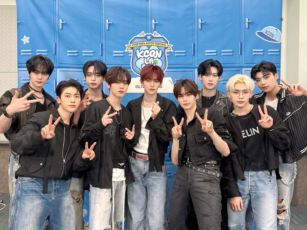 _𝗭𝗘𝗥𝗢𝗙𝗢𝗖𝗨𝗦

찾았다‼️🍀
ZEROSE 눈에 보이는 건 반짝이는 ZB1✨
그리고 ZB1 앞을 밝히는 ZEROSE🌹

#ZEROBASEONE #ZB1 #제로베이스원