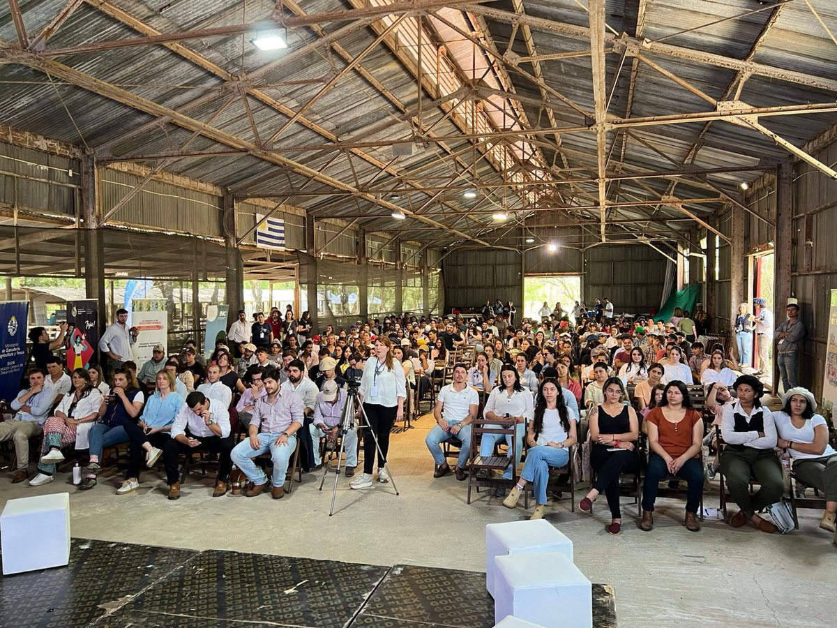 Hoy, en el Día de las Juventudes Rurales, quiero reconocer el compromiso de quienes viven y trabajan en el campo: su energía, sus ideas y su capacidad para transformar la producción. Debemos traducir ese impulso en políticas concretas: acceso a formación técnica, acompañamiento