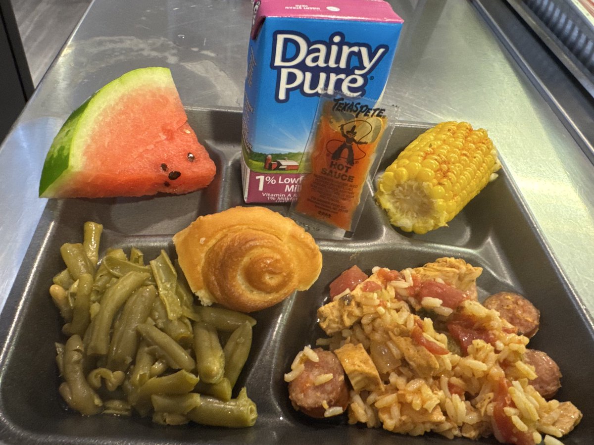 MBS_CNP's tweet photo. The cafeterias @mtnbrookschools featured new lunch items from Alabama! โฅ๏ธ The Jambalaya had @ConecuhSausage & the Orange Rolls were from @MillieRaysRolls To top it off, the watermelon ๐ was from Haynes & Sons Farm in Cullman! #farmtoschool @AlabamaF2S @CommonMarketSE #TeamCNP https://t.co/Jetlhxhjq9