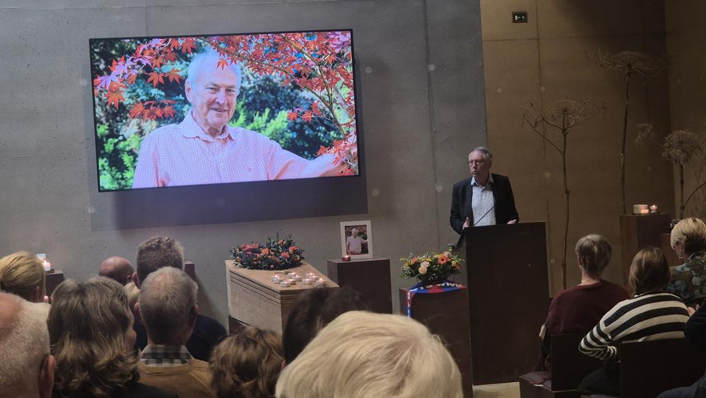 Indrukwekkend postuum eerbetoon van Wilfried Beirnaert ex- <a href="/VBOFEB/">VBO FEB</a> en   <a href="/PaulSoete/">paul soete</a> ex- <a href="/Agorianl/">Agorianl</a> bij afscheid aan Jan van Holm ex <a href="/VBOFEB/">VBO FEB</a>