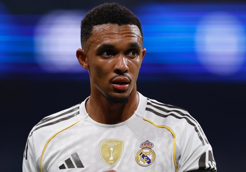 Xabi Alonso valora usar a Trent Alexander Arnold como mediocampista.

Ya ha jugado ahí con su selección 

#Transfers #Mercato