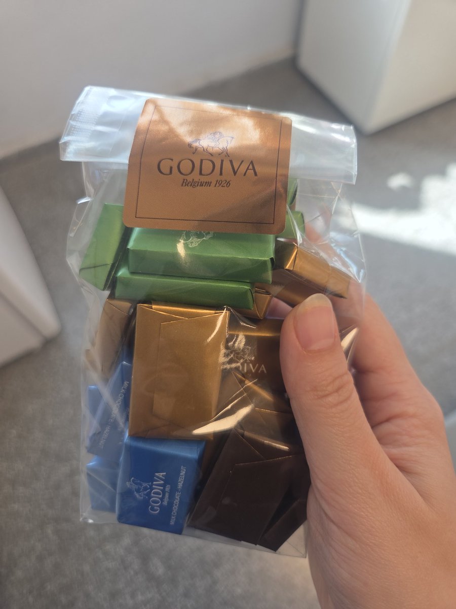 HiÇ (@skyandatree) on Twitter photo Bugün yıllar sonra(4 sene olmuş bile) arkadaşımla buluşabildik, nihayet ve kahve içelim dedik. <a href="/GodivaTurkiye/">GODIVA Türkiye</a> de içmeye karar verdik. Kahvemizi içip sohbetimizi yaptıktan sonra çıkarken bize ufak bir ikramda bulundular 🤗 Çok teşekkür ediyoruz efendim 🙏 Bizi çok mutlu ettiniz🥰 Bugün yıllar sonra(4 sene olmuş bile) arkadaşımla buluşabildik, nihayet ve kahve içelim dedik. <a href="/GodivaTurkiye/">GODIVA Türkiye</a> de içmeye karar verdik. Kahvemizi içip sohbetimizi yaptıktan sonra çıkarken bize ufak bir ikramda bulundular 🤗 Çok teşekkür ediyoruz efendim 🙏 Bizi çok mutlu ettiniz🥰
