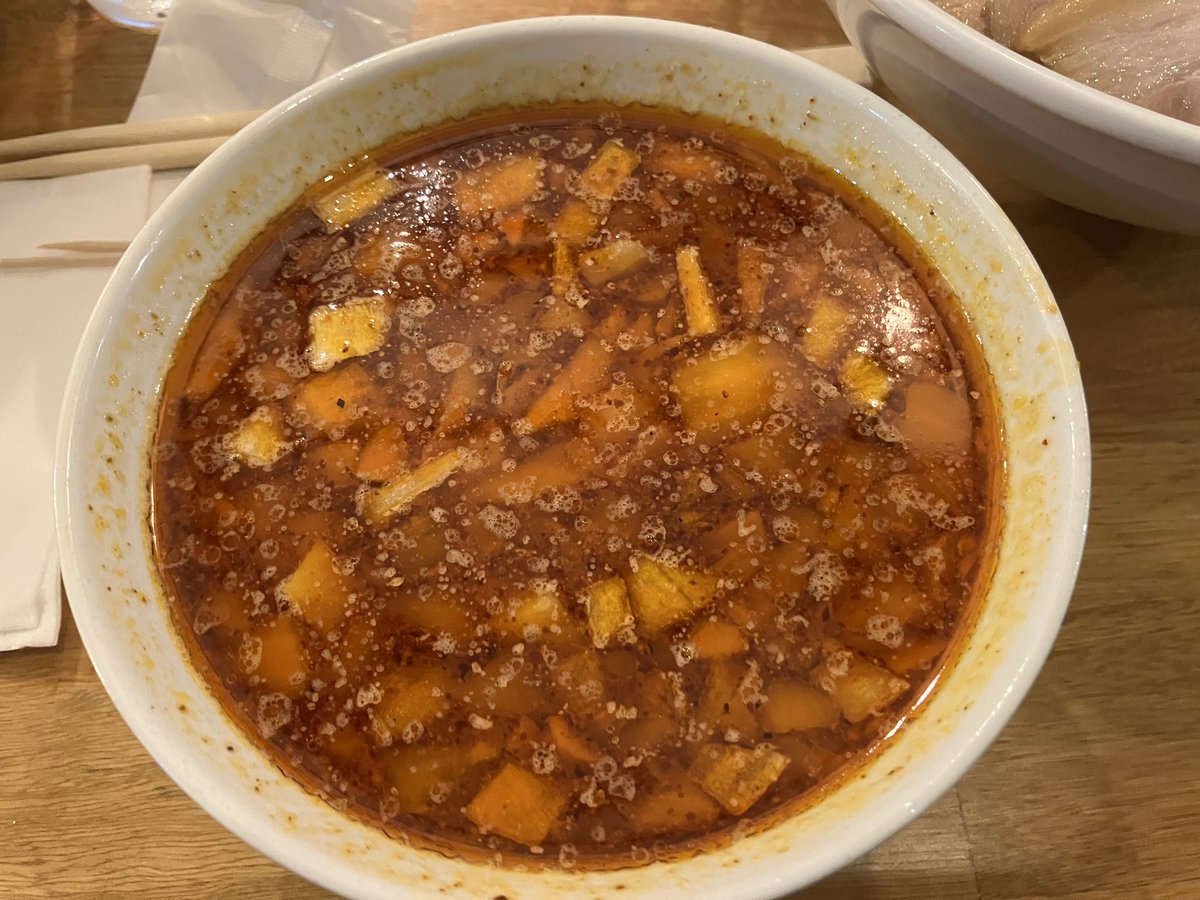 食麺酒房 拉くま
スタッフ・ユウヤの限定麺
炎縁ノ辛味噌つけ麺
麺大盛り

美味かった、つけ汁の辛さとパクチーのクセのある香りと味がいい組み合わせに感じた
チャーシューもウイスキー仕上げということらしく、食べたら料理酒とかとは風味の違う香り・味を仄かに感じて面白い
辛いの好きならオススメ