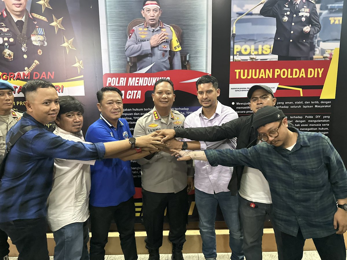 Suporter PSIM dan Persib sepakat teruskan persaudaraan dan sudahi persoalan yang terjadi di Kota Yogyajarta beberapa hari lalu. Brajamusti, The Maident dari PSIM dan Viking, Bobotoh serta Ultras dari Persib bertemu, mengurai situasi dan sepakati teruskan damai. :)