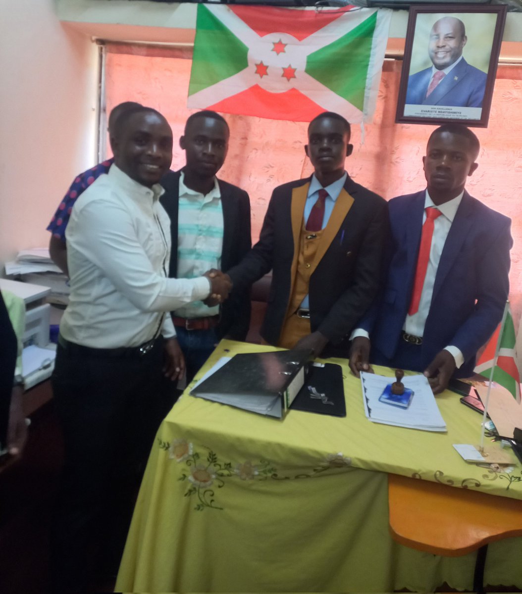 RGEUB2324's tweet photo. Les cérémonies de remise et reprise ont eu lieu dans l'après-midi du 27/8/ 2025 entre le représentant général sortant Mr @SBazirutwa79356 et son successeur @TAimable95353 récemment élu nouveau représentant général des étudiants à l'@UB_Rumuri  édition 2025.
@RGEUB2324 https://t.co/wA0LoRR2AM