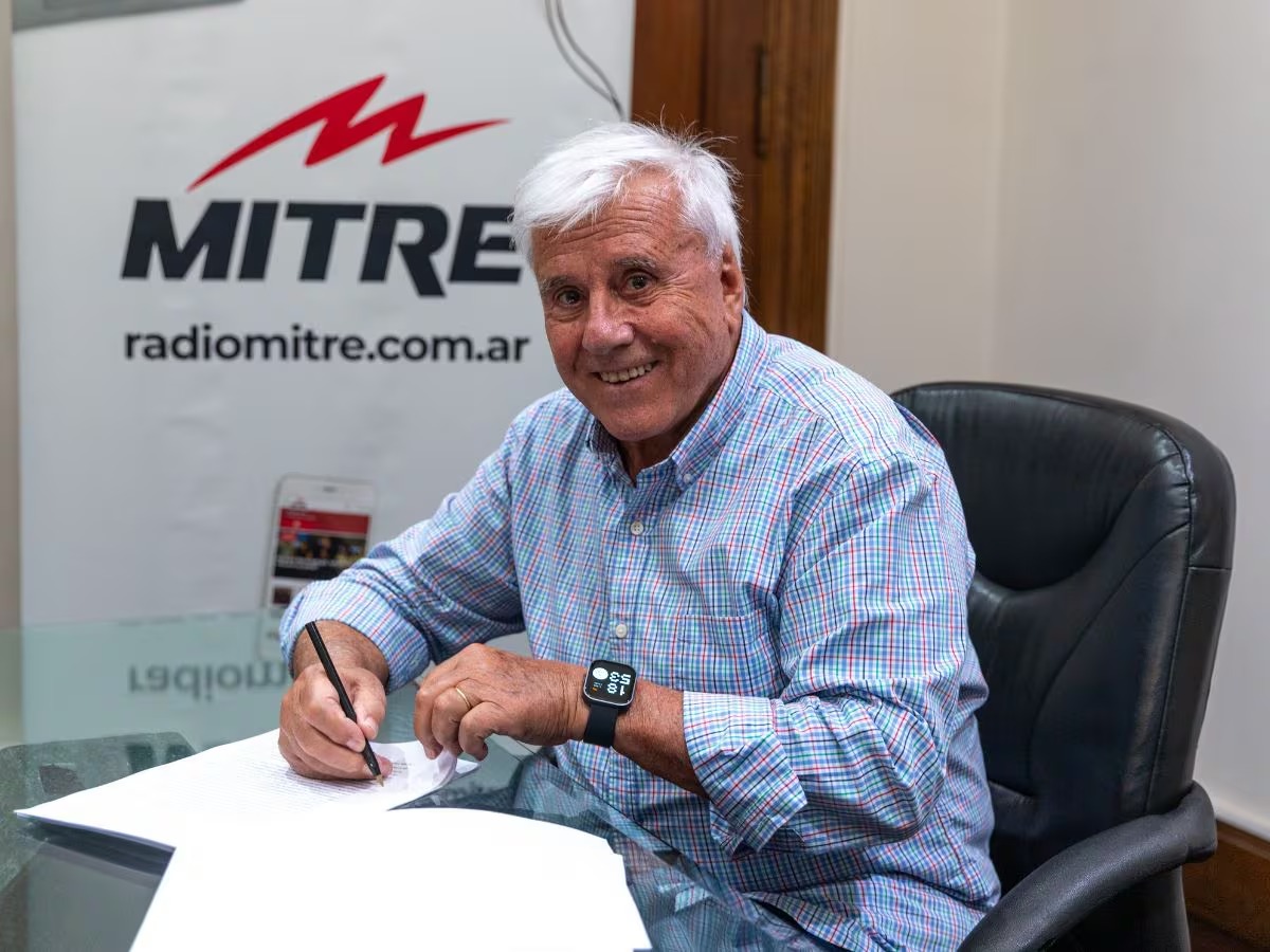 Hoy es el día de la radio.
Fernando Bravo.
Uno de los pocos periodistas independientes que se pueden escuchar hoy en día.
Tiene 81 pirulos y siempre fue digno.