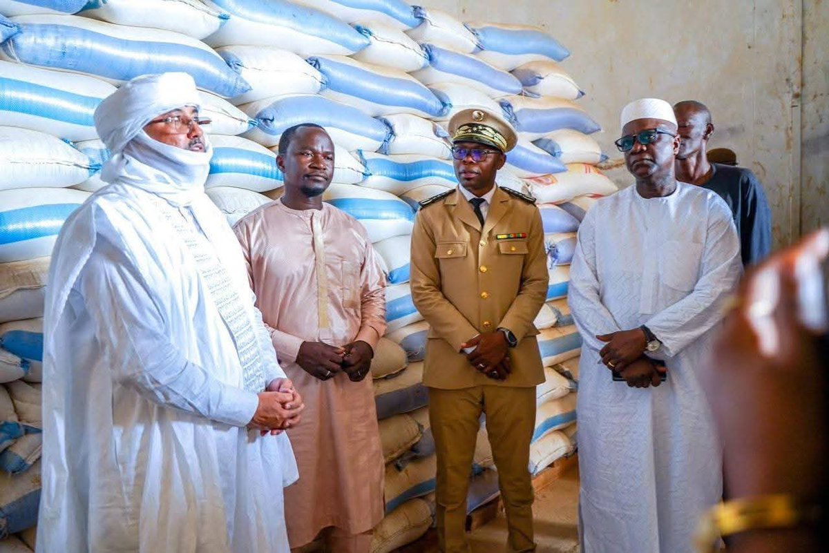 KALUX FM (@kaluxfm) on Twitter photo Les régions de Tombouctou et Taoudéni 🇲🇱reçoivent 2 312 tonnes de vivres pour lutter contre l'insécurité alimentaire. Cette dotation rentre dans le cadre du Plan National de Réponse du <a href="/AgRedouwane/">Commissariat à la Sécurité Alimentaire 🇲🇱</a> Les régions de Tombouctou et Taoudéni 🇲🇱reçoivent 2 312 tonnes de vivres pour lutter contre l'insécurité alimentaire. Cette dotation rentre dans le cadre du Plan National de Réponse du <a href="/AgRedouwane/">Commissariat à la Sécurité Alimentaire 🇲🇱</a>