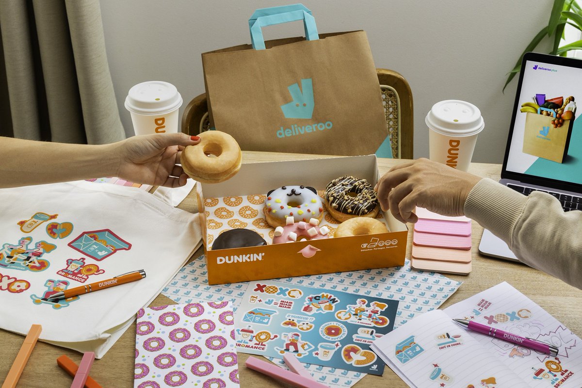 GamertestDom's tweet image. DUNKIN' et Deliveroo s'associent pour vous faire kiffer la rentrée ! 🍩😎 Découvrez le kit #BackToCool en édition limitée, rempli de goodies stylés et gourmands. Fini le blues de la rentrée ! 🔥 #Dunkin #Deliveroo #Rentree2025 #Goodies #FeelGood
 lapausegeek.com/deliveroo-dunk…