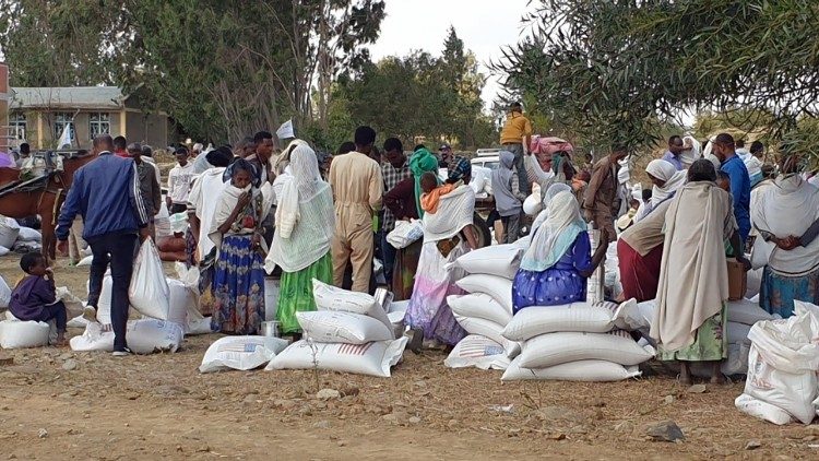 addisstandard's tweet photo. #EU provides 200 million birr grant for projects aimed at improving livelihoods of 80,000 households in #Tigray

The European Union (EU) has provided a 200 million birr grant to support projects aimed at improving the livelihoods of 80,000 households in Tigray.

The Tigray Disaster Preparedness Commission has announced that it will use the funds to implement projects in three districts of the region. Gebrehiwot G/Egzabher (PhD), Commissioner of the Tigray Disaster Preparedness Commission, said the support is intended to improve the lives of vulnerable citizens.

Gebrehiwot was quoted saying, “The projects, which will be implemented over the next four years, include programs in agriculture, education, and drinking water supply.” He specified that the projects will be carried out in the districts of Hintalo, Atsbi, and Endaba Tsahma.

According to the commission, the EU’s assistance will help alleviate some of the challenges communities in the region face and bring hope to residents in the targeted districts. While acknowledging that needs remain widespread across Tigray, the commission stressed the importance of using the funds effectively.

Lijalem Kahsa, head of the project, said ensuring proper implementation could attract additional assistance for other districts. “This approach will pave the way for expanding the projects and increasing the number of beneficiaries,” he noted.

Aklilu Petros, a representative of Ethiopia’s Disaster Risk Management Commission attending the projects’ launching workshop, emphasized the role of stakeholders in prioritizing projects that improve community livelihoods. He added that his institution will work to facilitate the flow of similar support to the Tigray region.