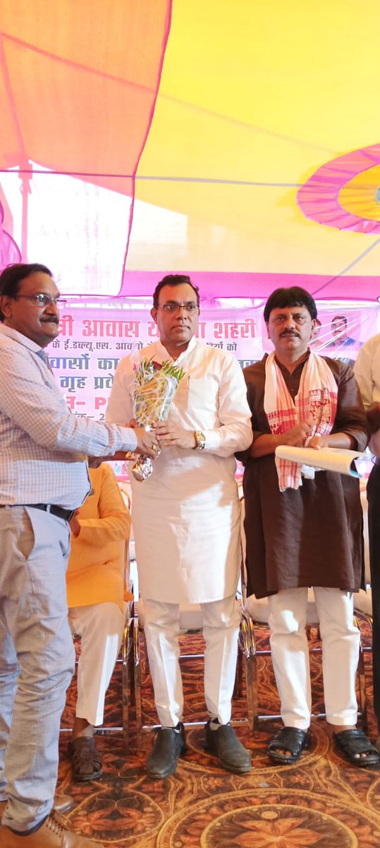 dryogesh_mla's tweet image. आज श्री गणेश चतुर्थी के शुभ अवसर पर नगर पालिका सारनी में प्रधानमंत्री आवास योजना शहरी A.H.P. घटक के ई.डब्ल्यू.एस.आवासों के 125 हितग्राहियों को आवंटित आवासों का स्वामित्व हस्तांतरण सह गृह प्रवेश के कार्यक्रम में सम्मिलित हुआ।
#vidhansabha_amla_sarni
#PMaawasYojana