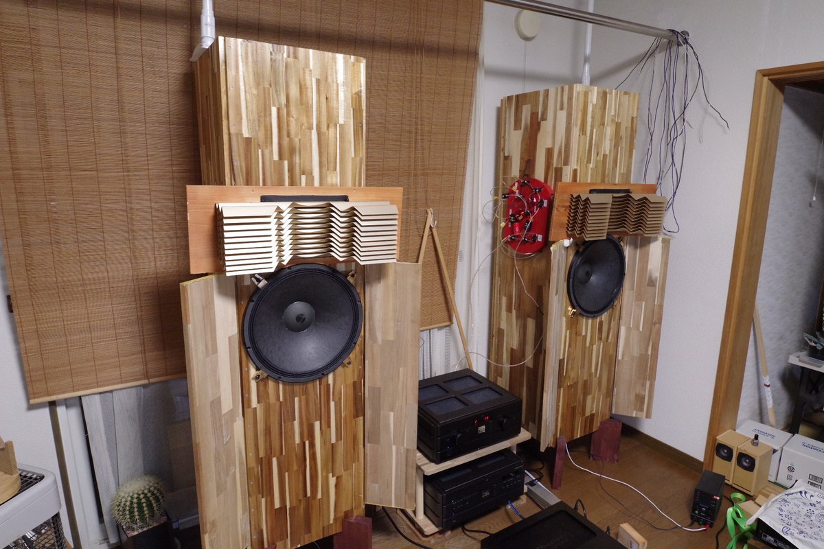 自作スピーカーのウーファー換装したついでに向きと距離変えたおかげで定位が良くなりました。ネットワーク部品作り直すためコンデンサ注文しました。輸入で来月には入手できそうです。（お値段高かったが期待しています）