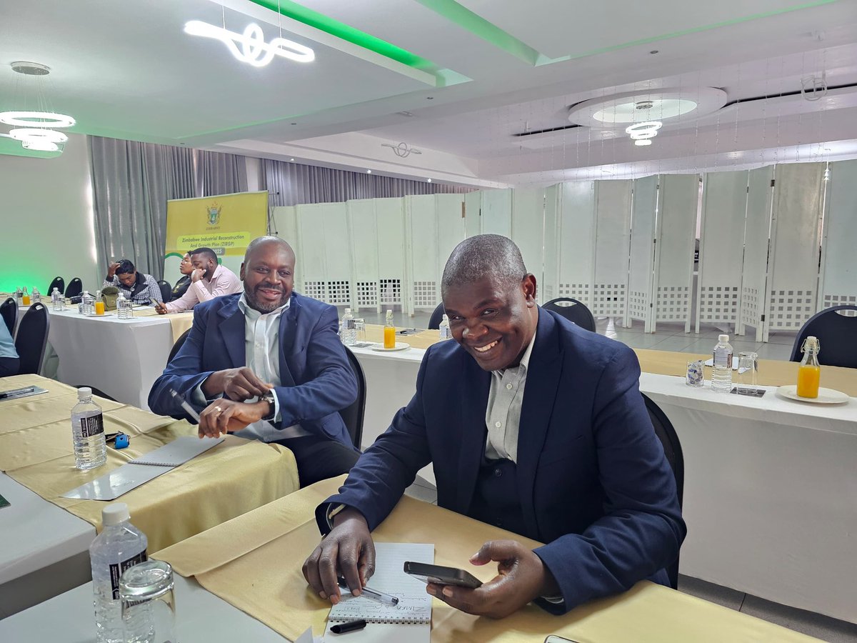 cpczimbabwe's tweet image. Integrity: Our foundation
Today at Golden Conifer, our Board Chairperson, Ms.R. Zinyanduko, Board Members, and the CEO publicly signed their integrity pledges!
This commitment to ethical conduct, transparency, and fighting corruption strengthens our ability to protect consumers!