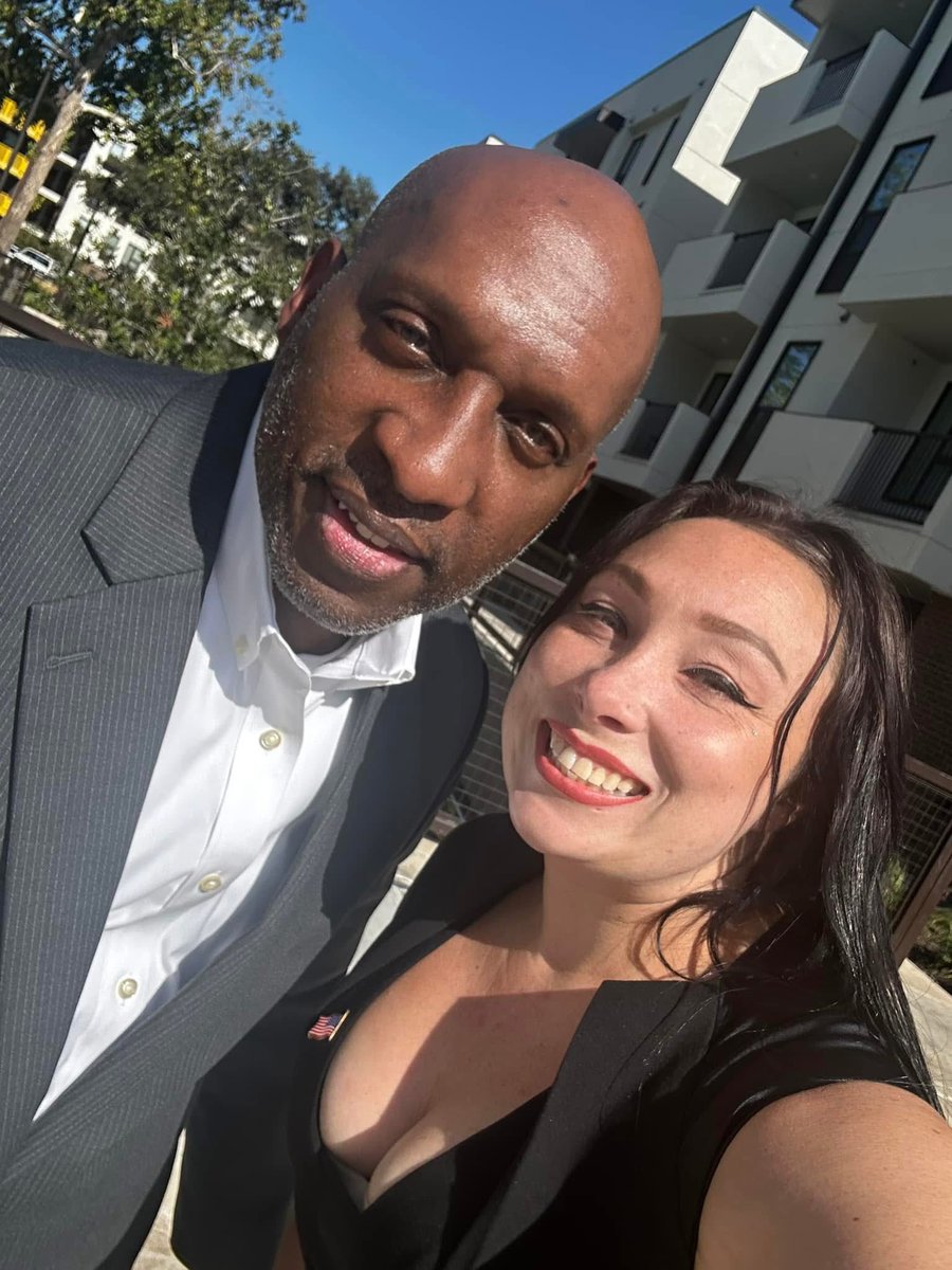 MORE PHOTOS OF <a href="/LaurenBPena4TX/">Lauren B. Peña (R) for CD-TX37</a> SPENDING TIME WITH DEMOCRATS. 

I PEEP CASAR IN THE SNAPCHAT WITH LLOYD DOGGETT FROM ONE YEAR AGO. 

ALSO, MAYBE DONT WEAR SUCH A REVEALING SHIRT NEXT TIME. #txlege