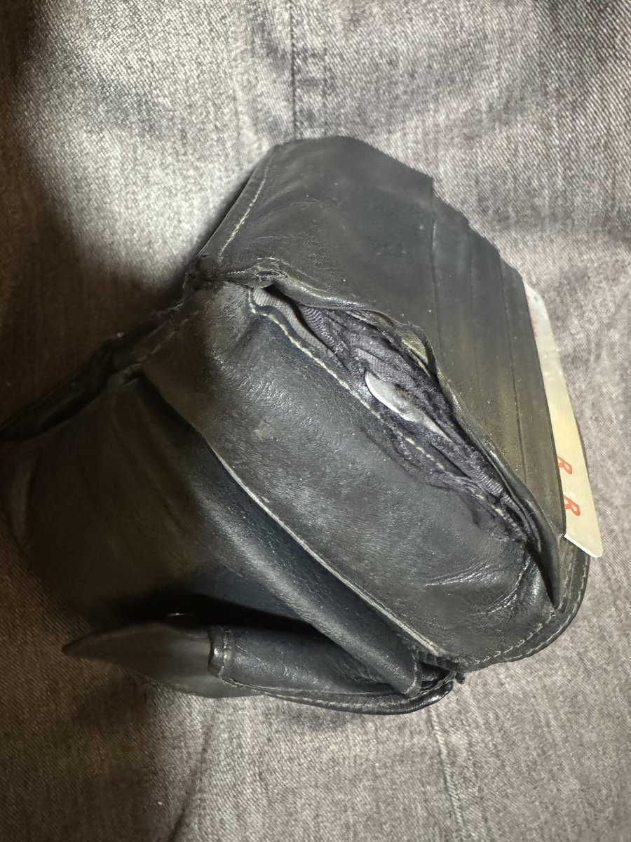 引用から2年後の今もそのまま使用してますw15年物になりました。さらにあちこちボロボロになってきた、縫えばまだ使えるかな。
5万円もした高級財布だけあって、よく耐えてる☺️財布とかカバン系のブランド品はこれしか買ったことないっす、時計やアクセサリーも(*´ー｀*)