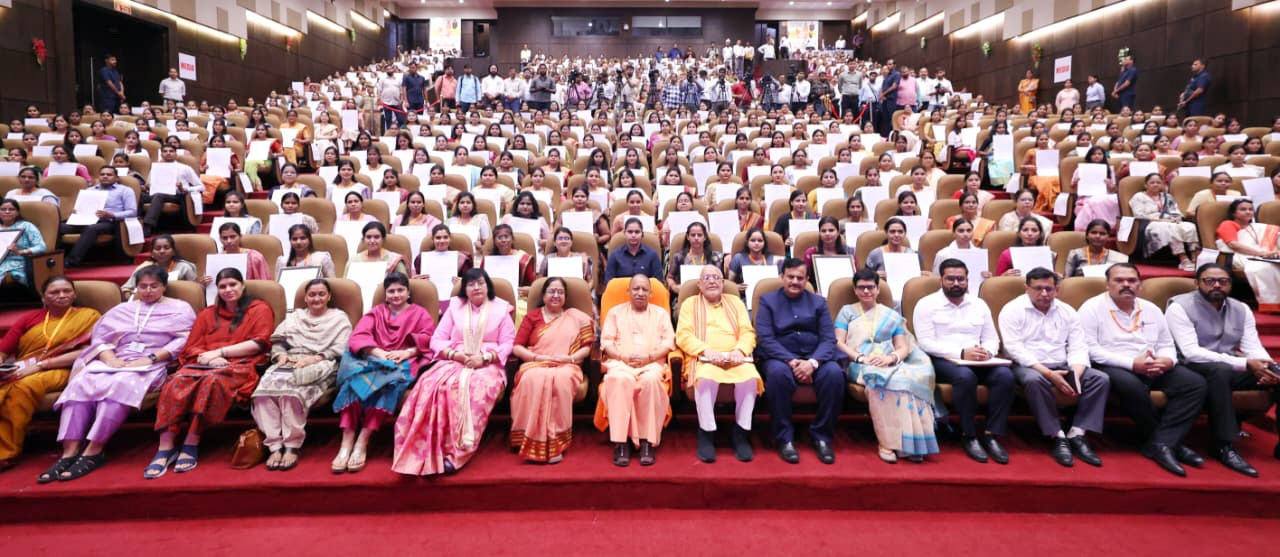 सीएम योगी ने 2,425 मुख्य सेविकाओं व 13 फार्मासिस्टों को बांटे नियुक्ति पत्र, विपक्ष पर साधा निशाना