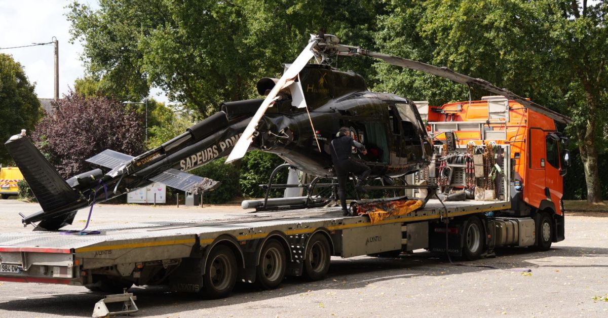 À Rosporden, l’hélicoptère bombardier d’eau Morane 29 a été hélitreuillé avec succès le 26/08 après son accident du 24/08. Préparation, barrage antipollution, périmètre sécurisé et conférence de presse ont marqué l’opération. #SDIS29