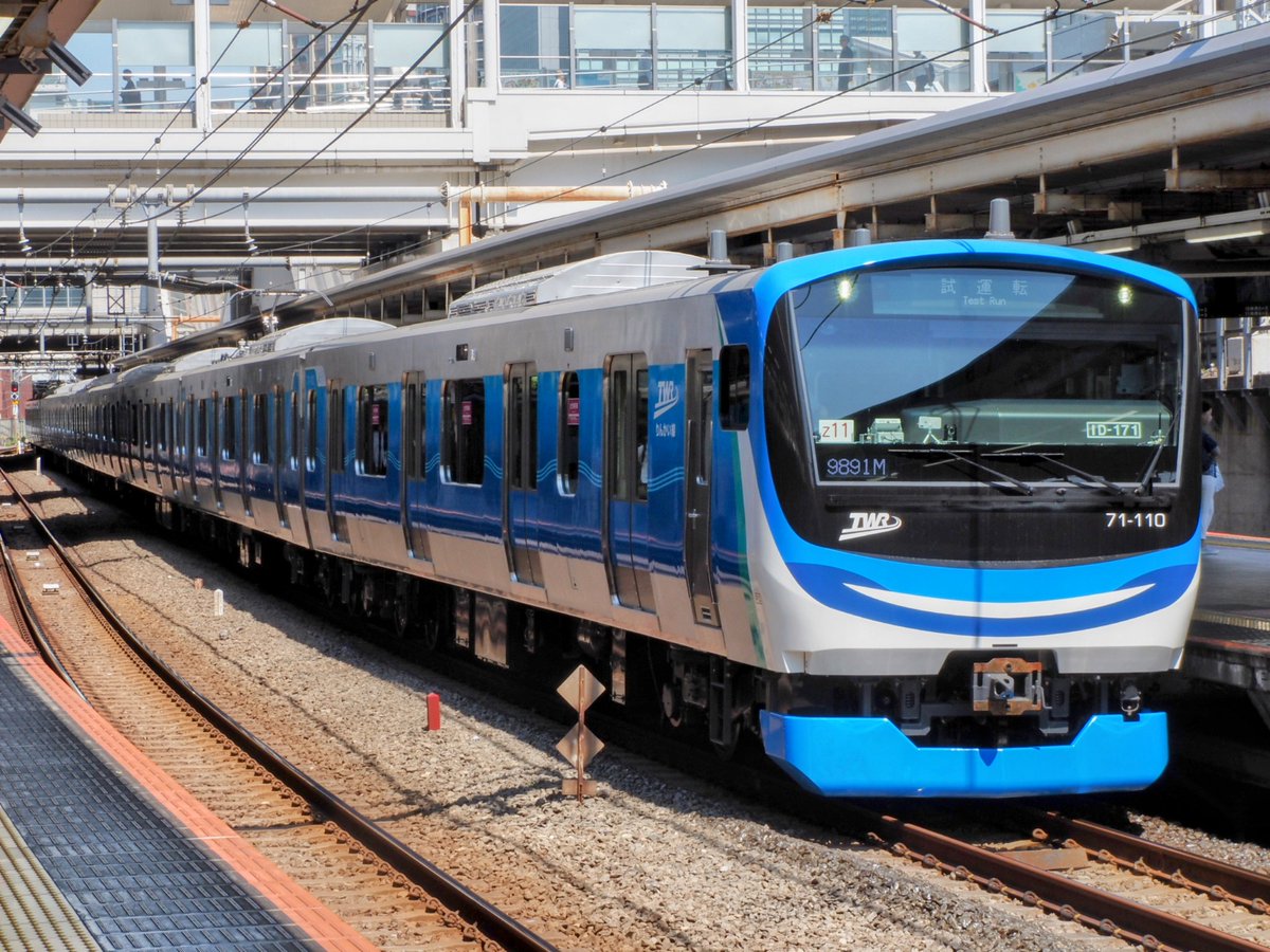 Nessie_second's tweet image. りんかい線の新型車両、71-000形の「回送」「試運転」表示です。機器類はE233系に準拠している部分が多いそうですが、前面表示は全く異なり、側面表示はE131系と同じドット配置でした。