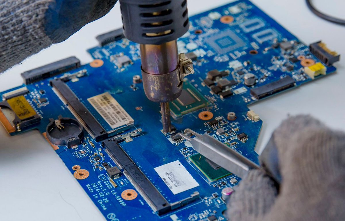 EnviroRwanda's tweet image. Old #phones, #computers, and other #electronics can be dangerous if not thrown away properly. They contain harmful chemicals that can hurt people and the environment. In #Rwanda, young people are doing something about it.

Read more 👇

rej-rw.org/articles/young….