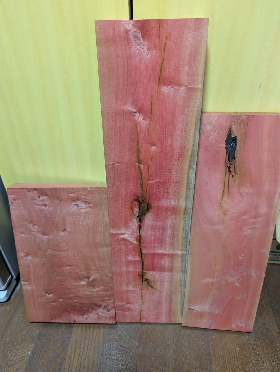 ダイキンさん(<a href="/karakisozai/">唐木のダイキン</a>)が｢端材扱い｣でピンクアイボリーご出品されてたので買っちゃったー🩷

ヒビあるとはいえ恐らく落とせるし、バチ取れるサイズのいい色の物が端材価格になってるのはみりん的に激アツ案件です。小節のようなものが入ってるのも理由だったりする？全然気にならねぇぜガハハ！