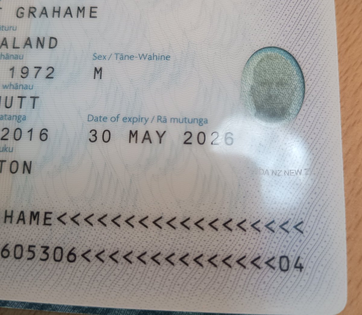 Ég og maðurinn minn vorum að taka eftir skemmtilegu smáatriði í nýsjálenska vegabréfinu hans. Á tungumáli Māori er orðið kyn eða "sex" ekki til og í vegabréfinu stendur "Tāne-Wahine". Tāne þýðir karl og Wahine þýðir kona. 

Kynin eru því aðeins tvö þrátt fyrir að sumir