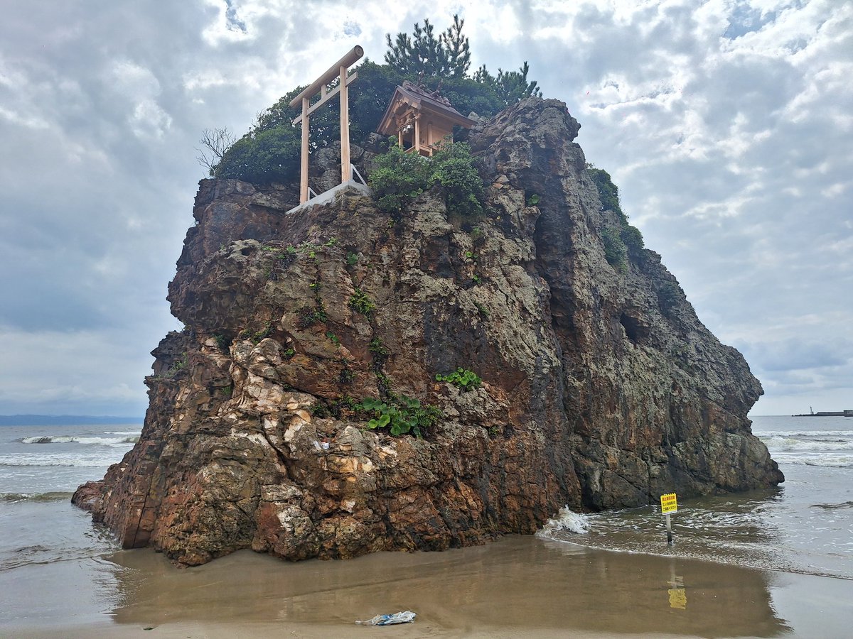 稲佐の浜
日本神話の舞台として有名な砂浜らしいよ。
漂流物がいっぱいだったわ