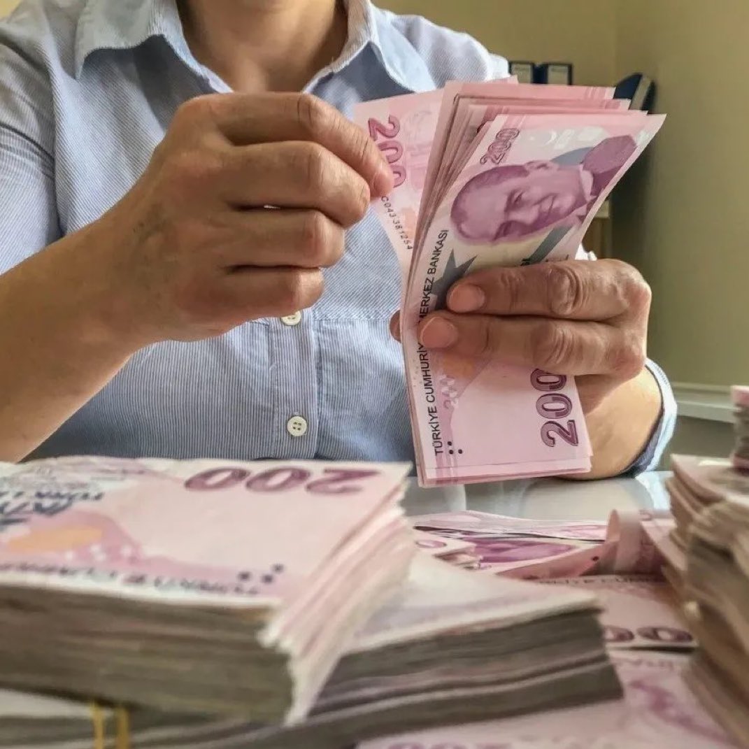 Memur ve memur emeklisine yeni zam teklifi yapıldı.

▪️2026 için %11 + 7 olan zam teklifi değiştirilmedi.
▪️2027 için teklif, 1 puan artış yapılarak %5 + 4 olarak belirlendi.
#SONDAKİKA