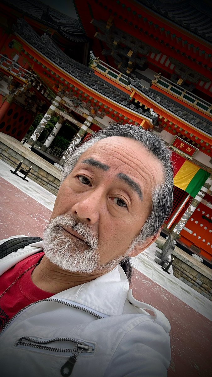 今日で旅も最終
友人に伺ってた生口島の耕山寺へ、、、
寺の極彩色と千仏洞地獄峡の対比が凄くて見応え抜群
軍施設巡り後で仏様に手を合わせてきたよ、、
ひとりで先を考える旅、少しは見えたかな、、、
良い出会いも、別れもあったけれど
きっと必然、、
自分の根底にあるものは大切にしなきゃね、、