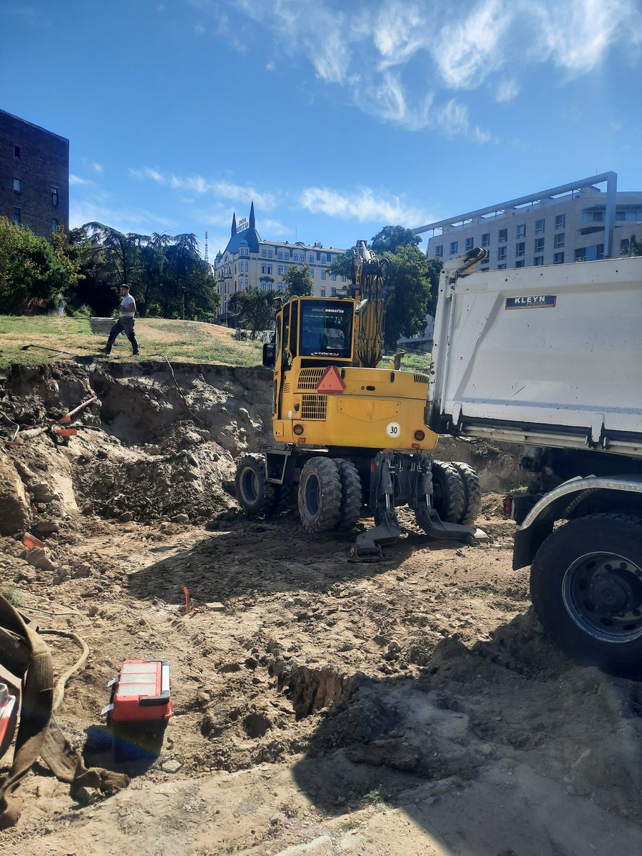 Razneli pola padine u parku na Zelenjaku 😱 Nigde rable, kazu prave kuću za  Bele komunalce? Nigde dozvole. Jel to pocetak prosirenja bgdh20. Sva se tresem <a href="/n1srbija/">TV N1 Beograd</a> <a href="/TvNovas/">jnb</a>