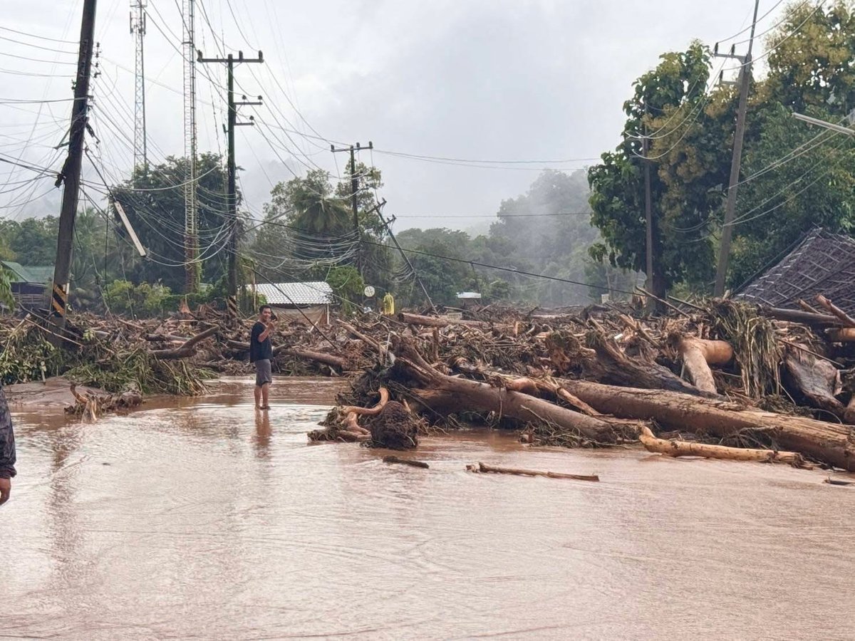DOH_OF_1_CM's tweet image. 🚨 สถานการณ์น้ำท่วมทางหลวง จังหวัดแม่ฮ่องสอน 🌧️
จากอิทธิพลของพายุ “คาจิกิ” ทำให้ฝนตกหนักต่อเนื่อง ส่งผลกระทบเส้นทางจราจรสำคัญ 🚫
ติดตามข้อมูลข่าวสาร

📷Facebook: facebook.com/DOHOF1CM

#สำนักงานทางหลวงที่1
#กรมทางหลวง
#แม่ฮ่องสอน
#กรมทางหลวง 
#น้ำท่วม 
#พายุคาจิกิ 
#อัปเดตจราจร