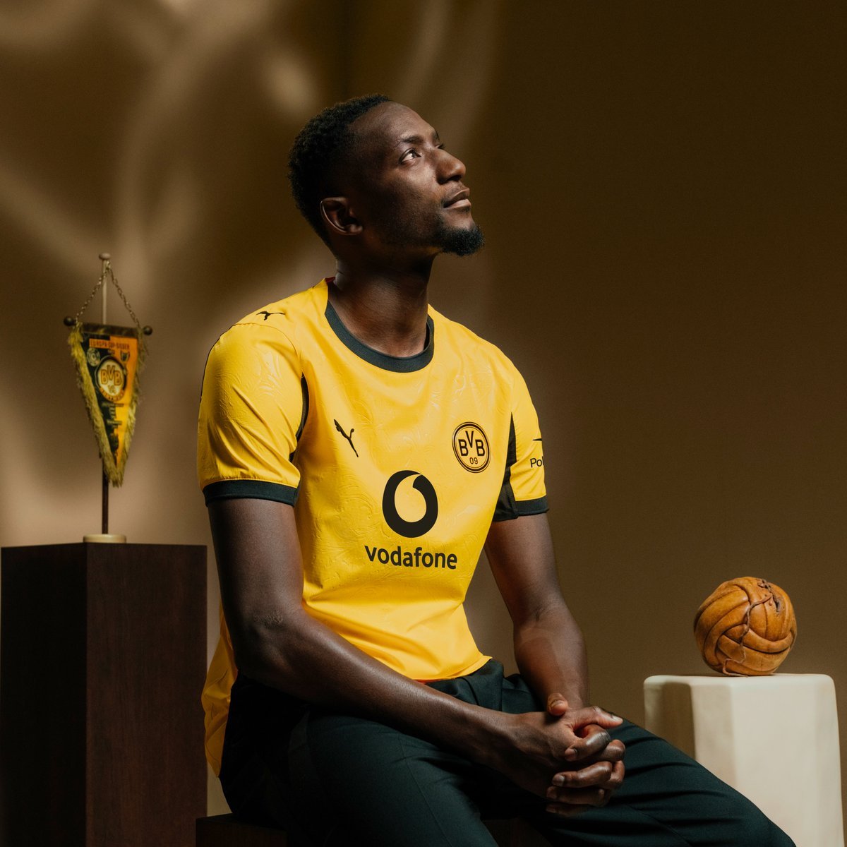 TouchlineX's tweet image. 🚨 𝗢𝗙𝗙𝗜𝗖𝗜𝗔𝗟: Borussia Dortmund unveil their 2025/26 season shirt! ✨