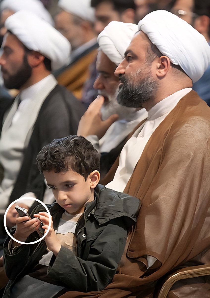 #رسایی اونقدر مرگ بر آمریکا گفت که آخرش #بچه‌ش با آیفون آمریکایی بزرگ شد! اگه این اسمش مبارزه با استکباره، پس تعریف ریاکاری رو باید از شما نوشت.
#ریاکاری_انقلابی