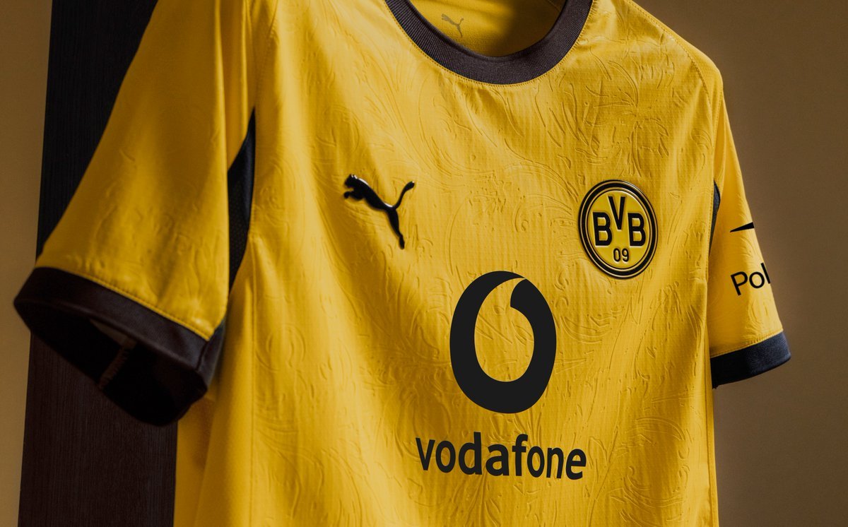 TouchlineX's tweet image. 🚨 𝗢𝗙𝗙𝗜𝗖𝗜𝗔𝗟: Borussia Dortmund unveil their 2025/26 season shirt! ✨