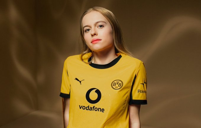 TouchlineX's tweet image. 🚨 𝗢𝗙𝗙𝗜𝗖𝗜𝗔𝗟: Borussia Dortmund unveil their 2025/26 season shirt! ✨
