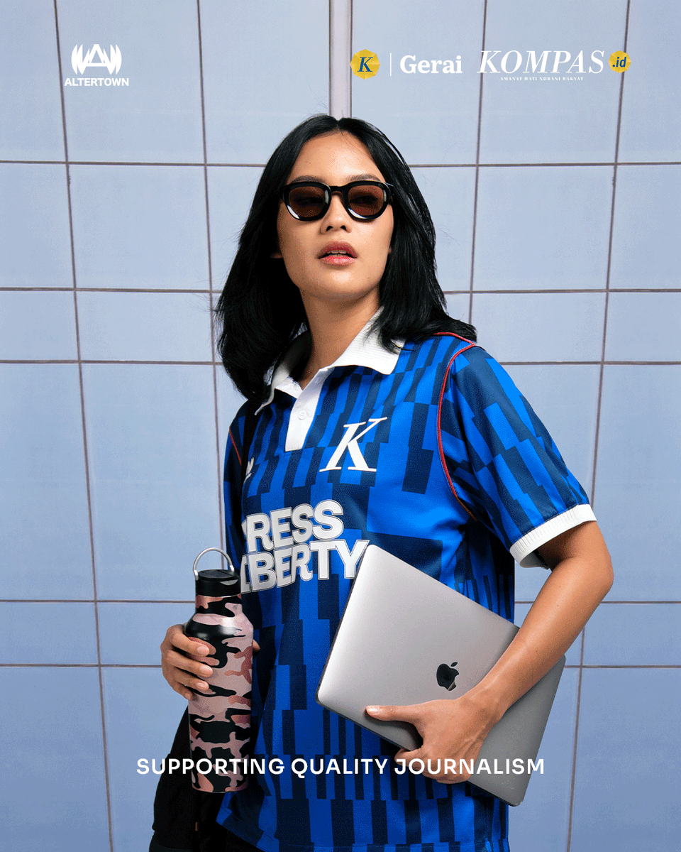 hariankompas's tweet photo. 🚨 GIVEAWAY ALERT 🚨
#GeraiKompas, @hariankompas, @KompasKlasika dan #AltertownStudio hadir lewat kolaborasi jersey eksklusif yang terinspirasi dari semangat kebebasan berekspresi dan jurnalisme berkualitas. ⚡️
Layaknya seragam sepakbola yang menyatukan pemain dan pendukung, jersey ini adalah simbol inklusivitas—bahwa setiap suara punya arti.
#GeraiKompas #HarianKompas #Altertown #KompasxAltertown #PressLiberty #SupportingQualityJournalism