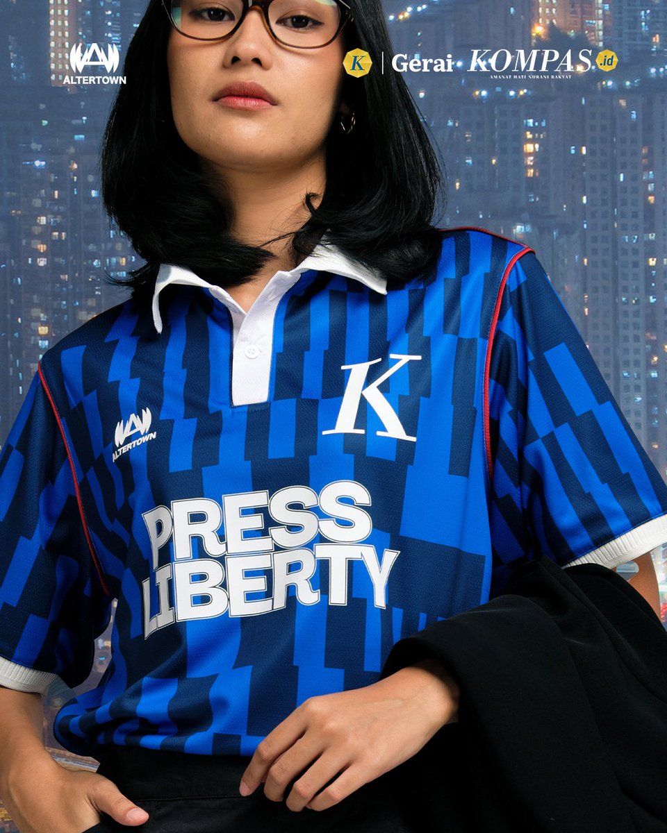 hariankompas's tweet photo. ✨ Mau dapet jersey ini gratis?
Caranya gampang:
1️⃣ Follow Instagram #GeraiKompas, @hariankompas, @KompasKlasika dan #AltertownStudio
2️⃣ Tulis jawaban lengkapmu tentang arti 'kebebasan'
3️⃣ Gunakan hashtag #KompasxAltertown
#GeraiKompas #HarianKompas #Altertown #KompasxAltertown #PressLiberty #SupportingQualityJournalism