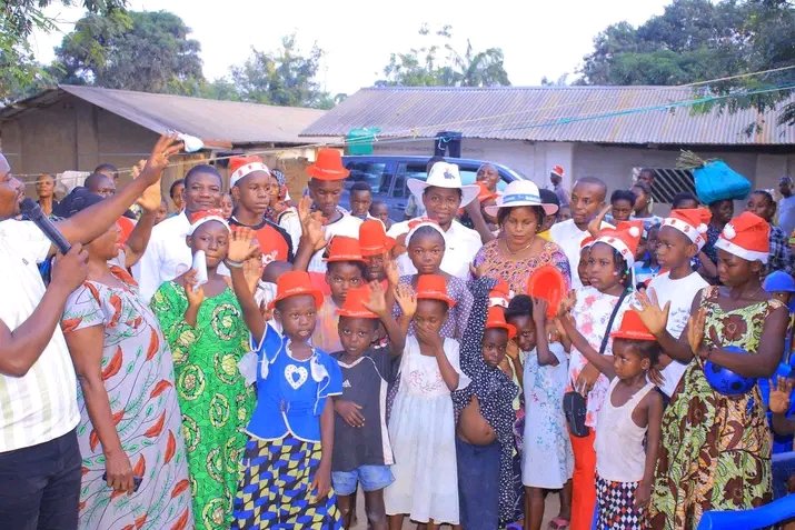Trésor Yuma (@bonny_yuma) on Twitter photo #RDC :Hon , <a href="/abeli_choma/">Abeli Choma Florent</a>, a visité le centre d'orphelinat du quartier Brazza pr témoigner son soutien matériel, financier et physique.
Un engagement politique fort et un amour sincère pr le pple.
Que Dieu bénisse ce véritable élu, au service de la population et des orphelins. #RDC :Hon , <a href="/abeli_choma/">Abeli Choma Florent</a>, a visité le centre d'orphelinat du quartier Brazza pr témoigner son soutien matériel, financier et physique.
Un engagement politique fort et un amour sincère pr le pple.
Que Dieu bénisse ce véritable élu, au service de la population et des orphelins.