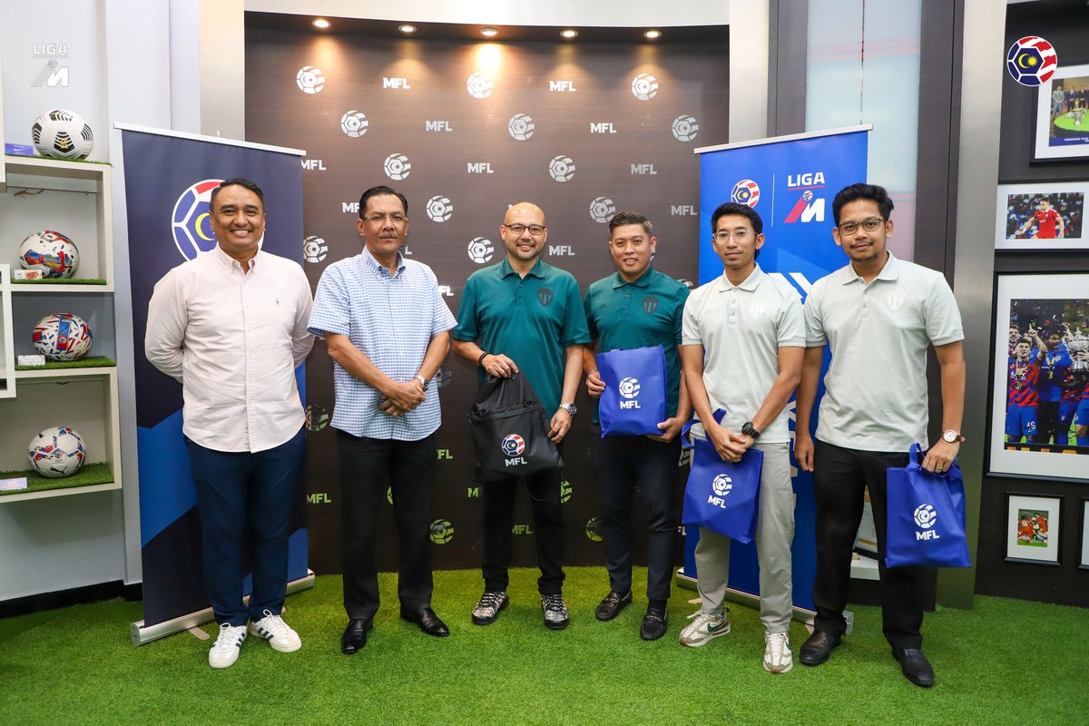 Presiden Malaysian Football League (MFL), Dato’ Ab Ghani Hassan hari ini telah menerima kunjungan hormat dari delegasi Terengganu FC yang diketuai Ketua Pegawai Eksekutifnya (CEO), En. Sheikh Farouk Sheikh Mohamed Al-Bajrai.

malaysianfootballleague.com/Content/Post/W…

#LigaMalaysia #DemiLigaKita