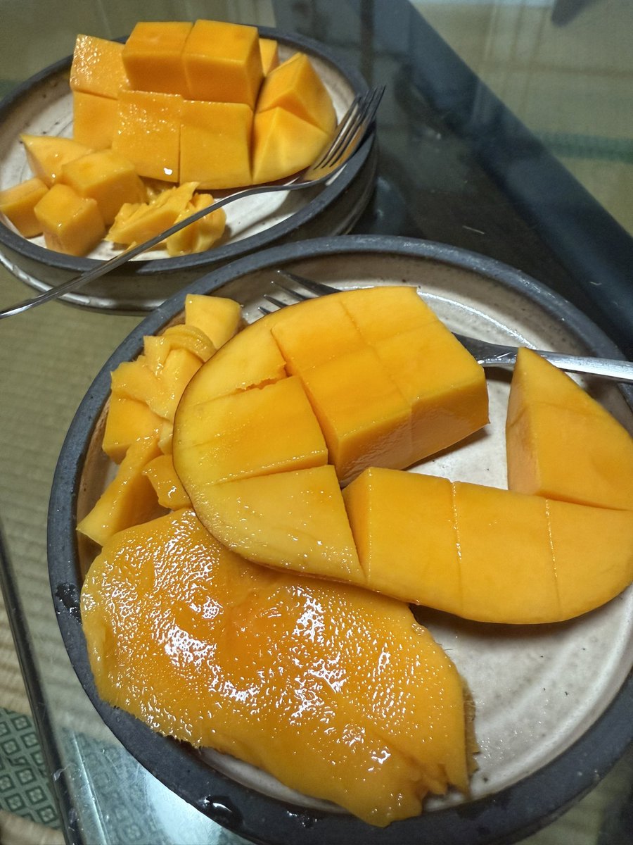 …人の財布を手にした…

中身を見ていこうと思う。
ドキドキ。

知らない人の為に（蛇足）
👇
これは「人の財布」と云うﾝﾏｧそれはそれはロマン溢れる「ゲーム」なんす。たはぁ〜。
見ての通りまんま「財布」

3枚目は財布を開けながら食べたマンゴー

＃人の財布
 #第四境界