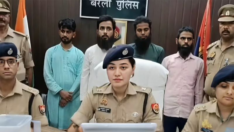 OpIndia_in's tweet photo. मदरसे में होने जा रहा था नेत्रहीन हिंदू प्रोफेसर का खतना

माँ की शिकायत से बची जान

बरेली में अब्दुल मजीद, सलमान समेत 4 गिरफ्तार

https://t.co/6bnEM3DWMI https://t.co/kKrBet2Bfw