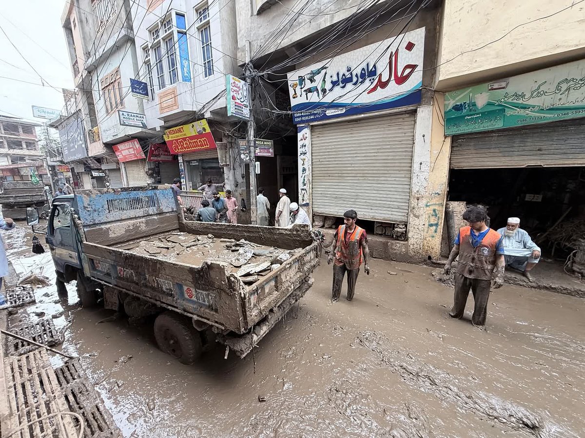 Muhamma26067384's tweet photo. Post flood situation: Alkhidmat’s Volunteer on the Ground 
#SWAT #FloodsInPakistan #Pakistan #Buner #alkhidmatfoundationpakistan #AghoshUK https://t.co/j83NRt4NMr