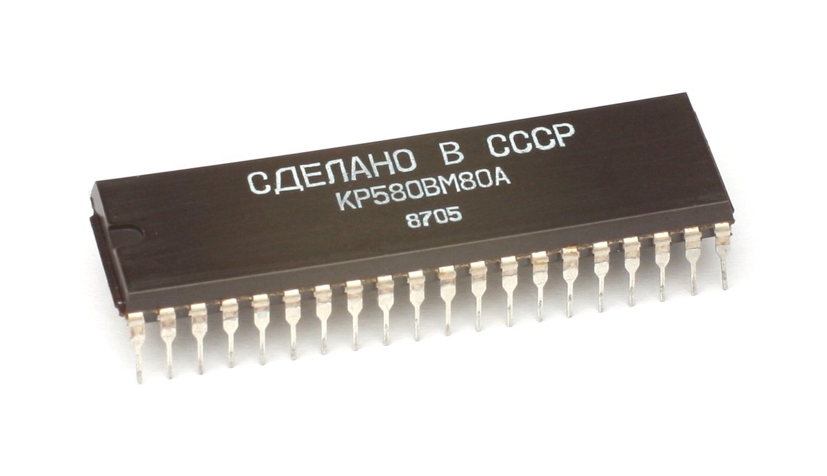 KR580VM80A - советский 8-битный микропроцессор, аналог Intel 8080.

Процессор выпускался с конца 1970-х до 1991 года. Белая, металлокерамическая, военная версия была обозначена 580ВМ80.

Очень хочется взглянуть на скрепный аналог Intel или AMD...
