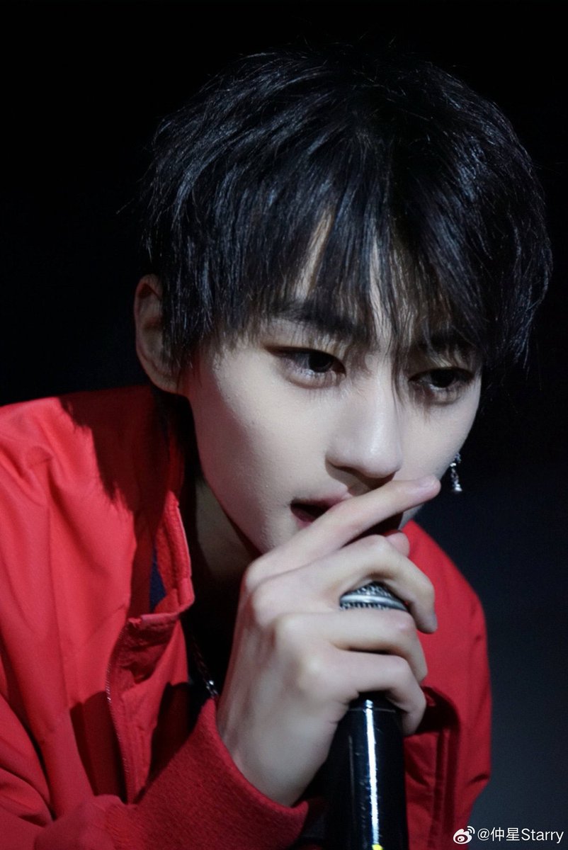 itzukkiz's tweet photo. black haired zhongxing is such a win for me coz this is my fav zhongxing look 🙈 #허중싱 #贺仲星 #보이즈2플래닛 https://t.co/VsINkUdAtF