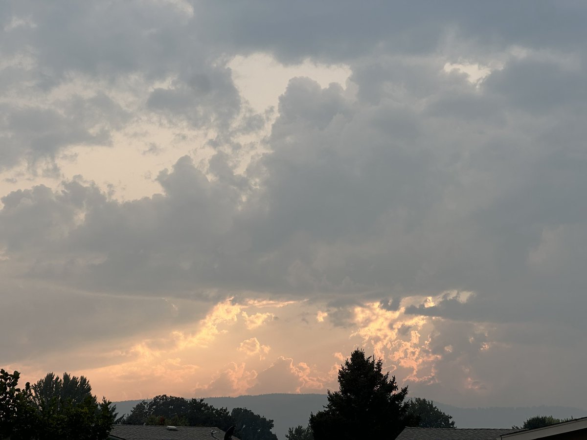 Vixen_SlimRoyal's tweet photo. The sky on my way to work cuz of all the smoke
#SmokySunset #Sunset #Skyline #CloudySunset #SunRays https://t.co/QzJNxhaJRS
