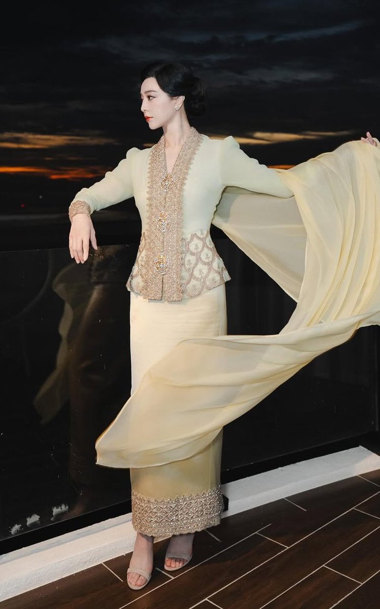Fan bing bing look modestly elegant in:

1.Melinda Looi
2.Fizi Woo
3.Leslie Lee