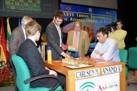 danicamposlopez's tweet photo. He esperado 16 años, pero aquí me tenéis. 
Hoy publica @el_pais la partida entre M. Carlsen y V. Anand en el XXVI Torneo Ciudad de Linares, que tuve el honor de abrir el día 25/02/2009.
Una de las Joyas Históricas que recoge @leontxogarcia en su sección.
Adelante!!! https://t.co/NgcTnU2wsz